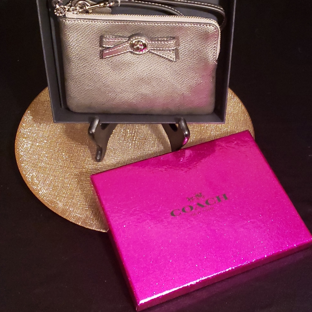 24 HR FLASH SALE! ENDS SUN AT 9PM! Coach Wristlet